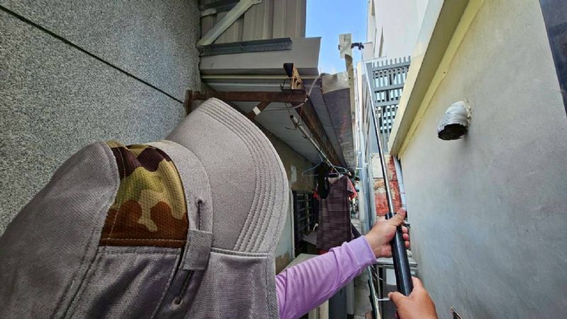 監測人員使用天溝棒巡查